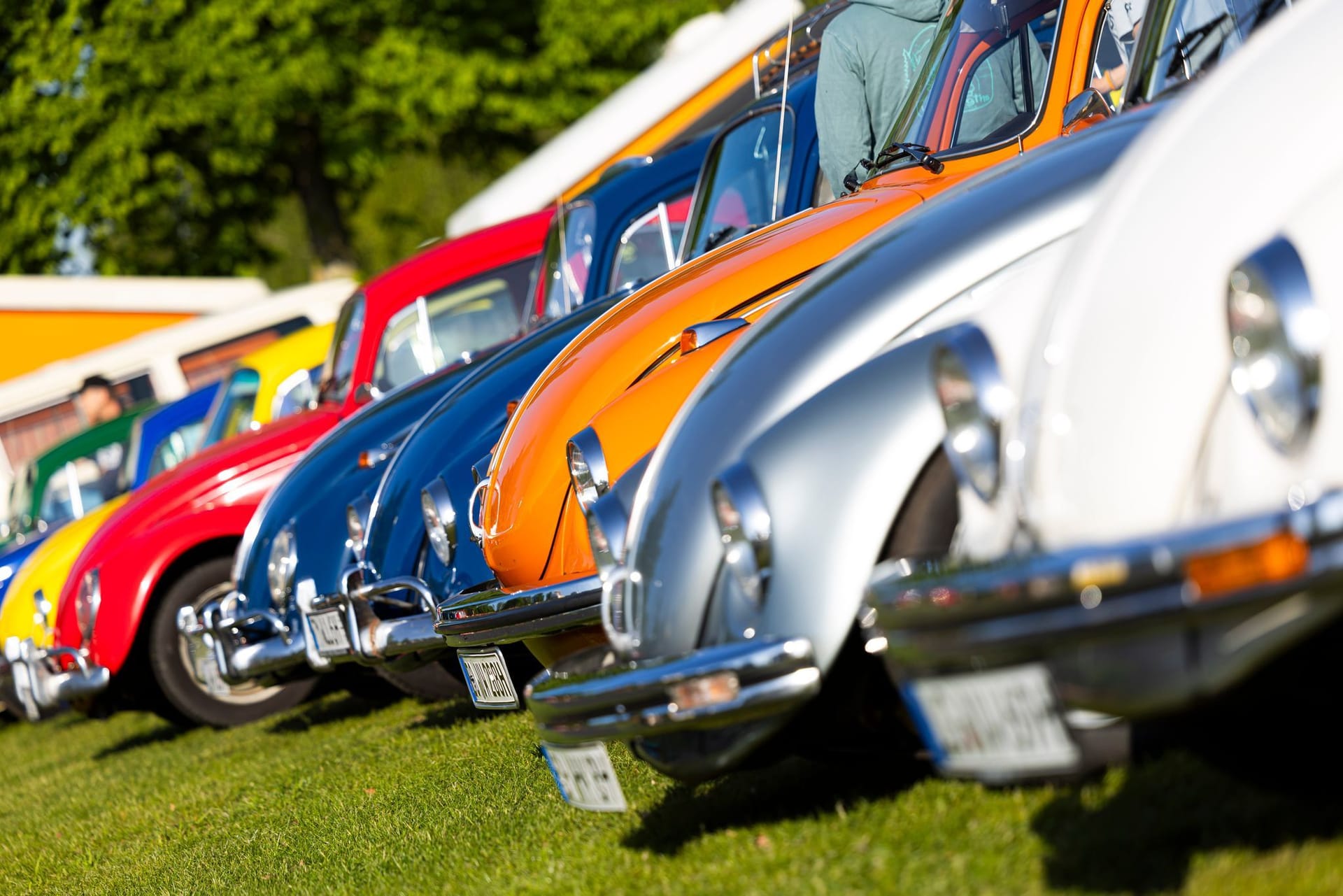 Vom Brezelkäfer bis zum Surfer-Bulli: Viele Hundert Besitzer von Käfern und anderen VW-Oldtimern treffen sich am 1. Mai auf den Parkplätzen des Messegeländes in Hannover. Vom Brezelkäfer bis zum Surfer-Bulli: Viele Hundert Besitzer von Käfern und anderen VW-Oldtimern treffen sich am 1. Mai auf den Parkplätzen des Messegeländes in Hannover.
