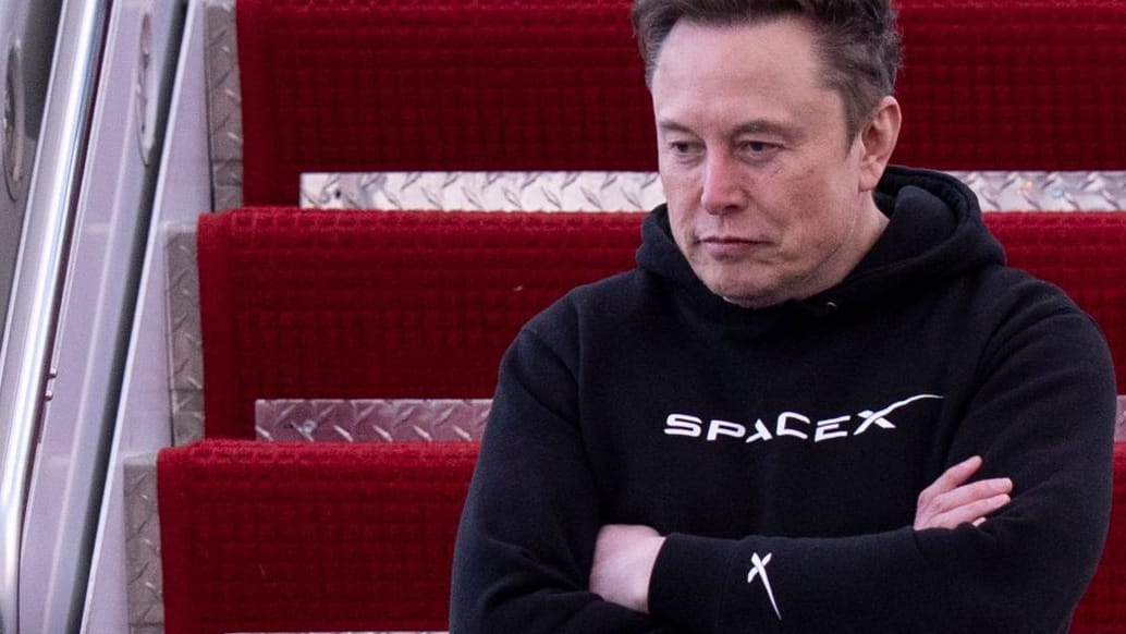 Elon Musk verlässt das Flugzeug von US-Präsident Donald Trump (Archivbild): Es sind die politischen Ambitionen des Unternehmenschefs, die Tesla zum Verhängnis werden.