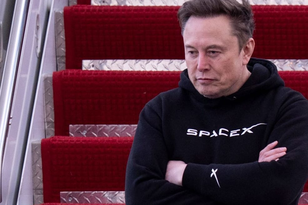 Elon Musk verlässt das Flugzeug von US-Präsident Donald Trump (Archivbild): Es sind die politischen Ambitionen des Unternehmenschefs, die Tesla zum Verhängnis werden. Elon Musk verlässt das Flugzeug von US-Präsident Donald Trump (Archivbild): Es sind die politischen Ambitionen des Unternehmenschefs, die Tesla zum Verhängnis werden.