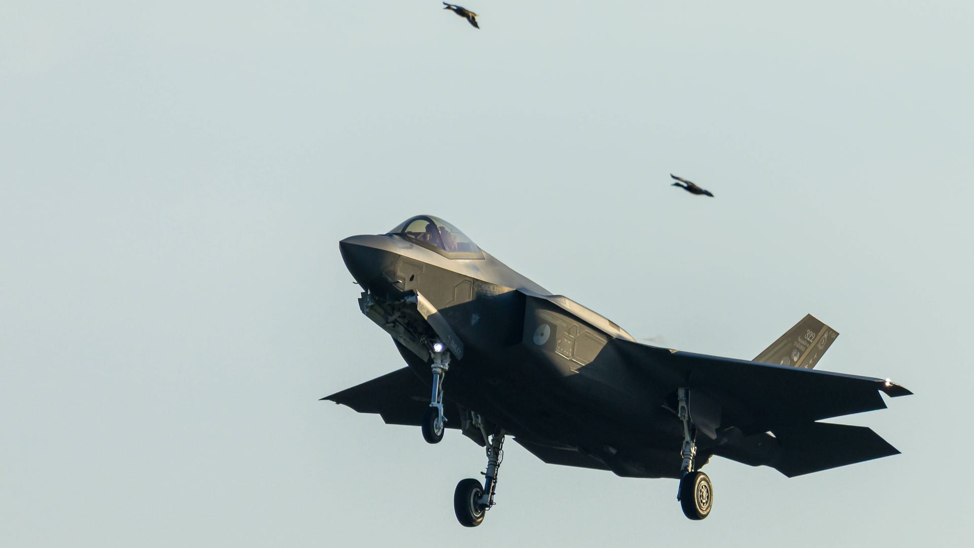 Eine F-35 bei der Landung: Der US-Kampfjet soll zwei Triebwerke bekommen.