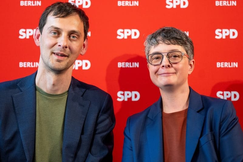 Martin Hikel und Nicola Böcker-Giannini, das neue Führungsduo der Berliner SPD, aufgenommen beim Landesparteitag der SPD im Mai.