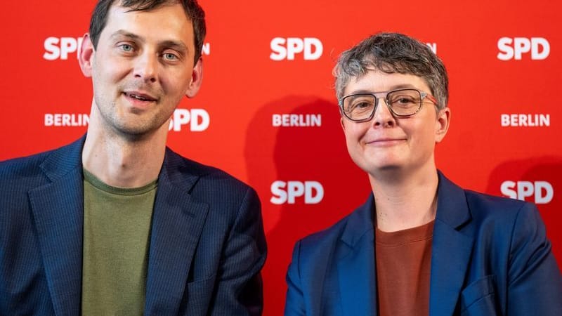 Martin Hikel und Nicola Böcker-Giannini, das neue Führungsduo der Berliner SPD, aufgenommen beim Landesparteitag der SPD im Mai.