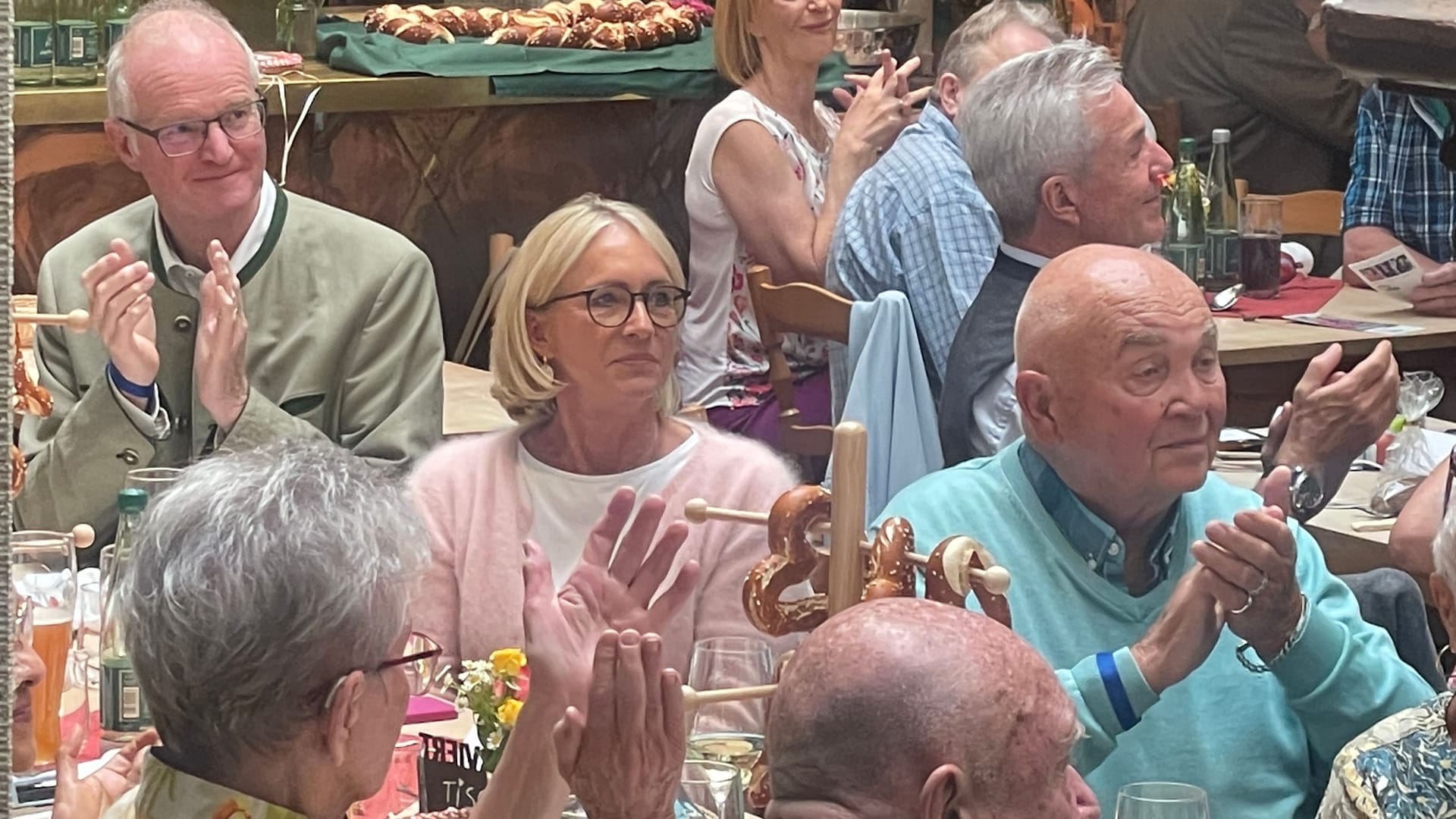 Heidi Beckenbauer (M.) sitzt im Publikum: "Es tut gut, Gutes zu tun", findet die 58-Jährige.
