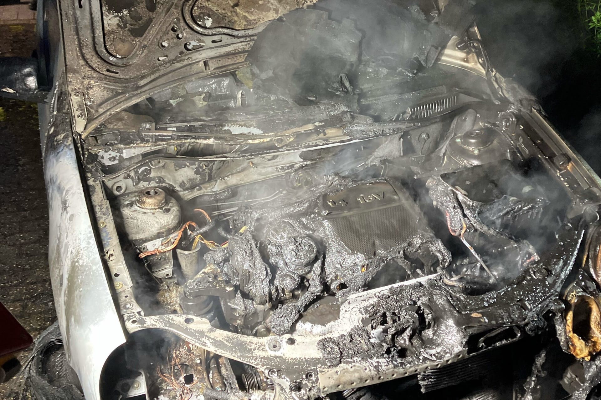Totalschaden: Dieses Auto stand in der Nacht in Flammen.