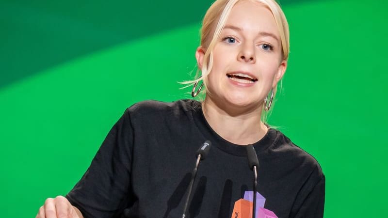 Jette Nietzard, Sprecherin der Grünen Jugend, spricht bei der Bundesdelegiertenkonferenz der Grünen.