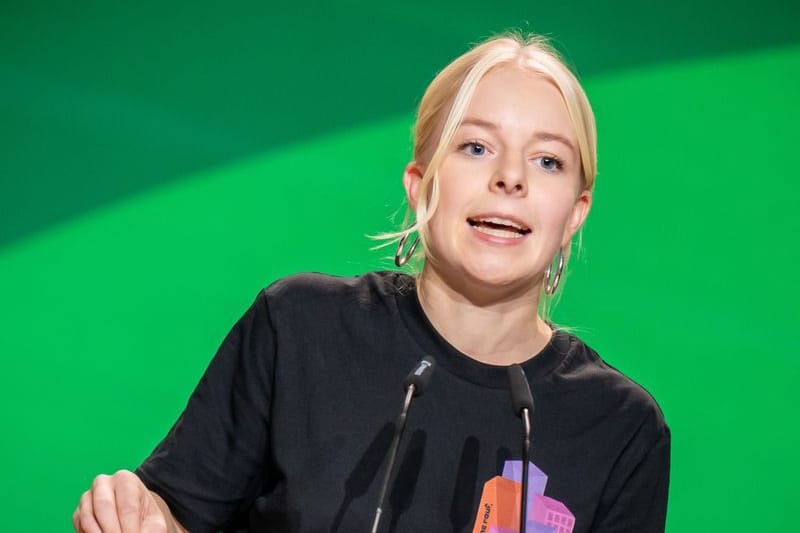 Jette Nietzard, Sprecherin der Grünen Jugend, spricht bei der Bundesdelegiertenkonferenz der Grünen.
