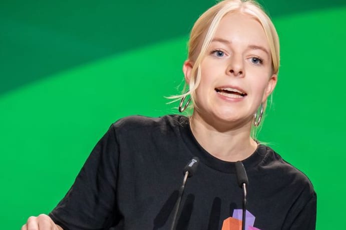 Jette Nietzard, Sprecherin der Grünen Jugend, spricht bei der Bundesdelegiertenkonferenz der Grünen.