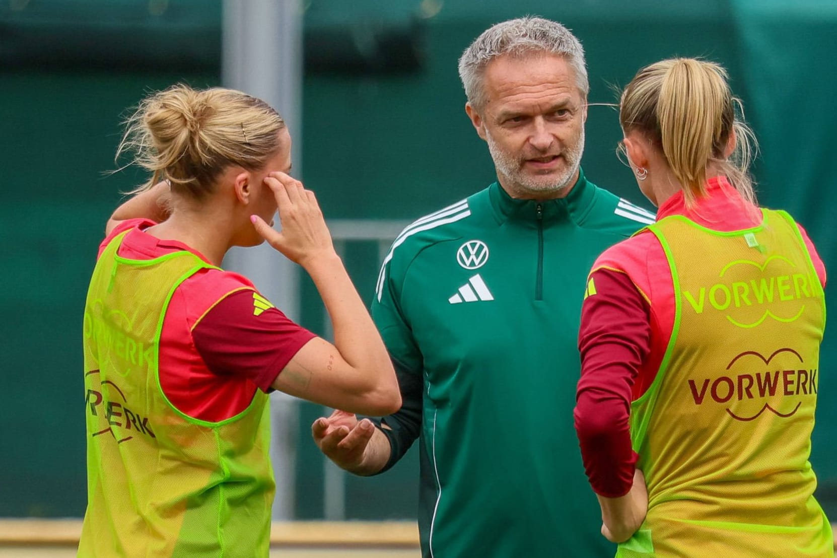 Bundestrainer Christian Wück (M.) im Gespräch mit Laura Freigang (l.) und Lea Schüller: Das Team bereitet sich auf das Duell mit den Niederlanden vor.