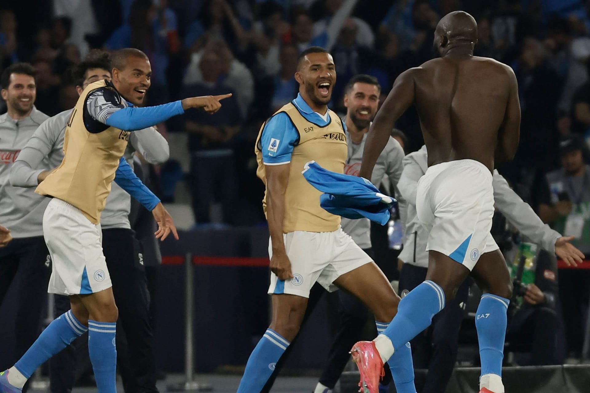 Machte alles klar: Neapels Lukaku (r.) feiert mit seinen Teamkollegen.