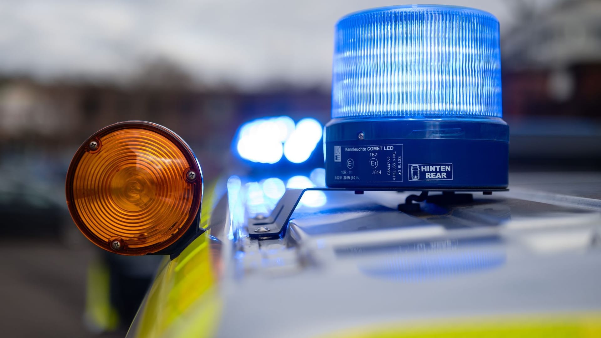 Blaulicht auf Polizeiwagen: Nach einer tödlichen Messerattacke in einem Krefelder Geschäft laufen die Ermittlungen.