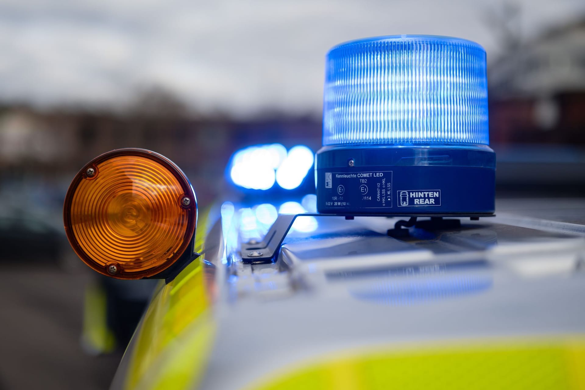 Blaulicht auf Polizeiwagen: Nach einer tödlichen Messerattacke in einem Krefelder Geschäft laufen die Ermittlungen.