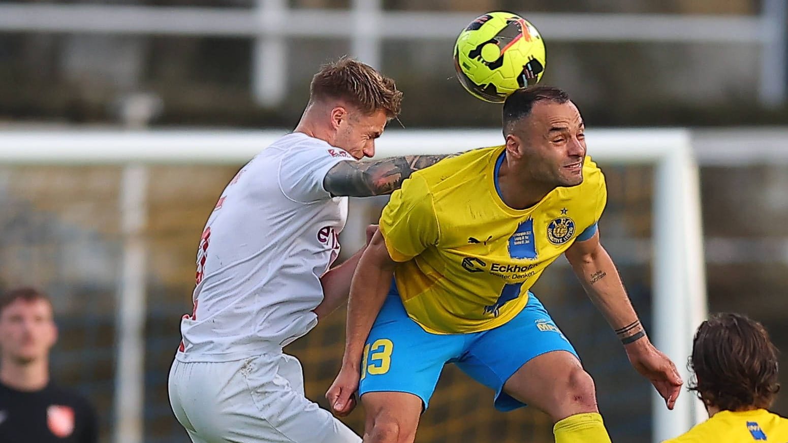 Zweikampf zwischen Spielern vom TSV Havelse und Lokomotive Leipzig: Bei der Partie kam es zu einer Attacke auf einen Reporter. Zweikampf zwischen Spielern vom TSV Havelse und Lokomotive Leipzig: Bei der Partie kam es zu einer Attacke auf einen Reporter.