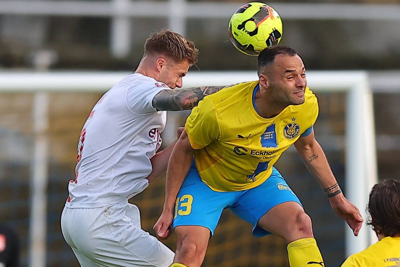 Zweikampf zwischen Spielern vom TSV Havelse und Lokomotive Leipzig: Bei der Partie kam es zu einer Attacke auf einen Reporter.