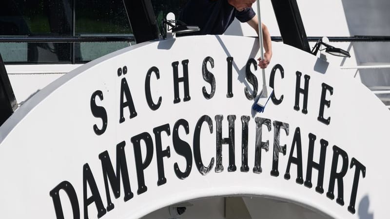 Ein Mitarbeiter der Sächsischen Dampfschifffahrt reinigt die Außenwand auf dem Salonschiff „Gräfin Cosel“.