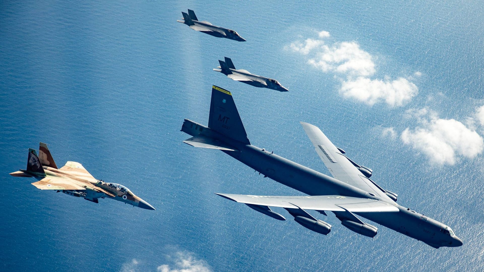 Israelische Kampfjets und ein US-Bomber (Symbolbild): Greift Israel bald iranische Atomanlagen an?