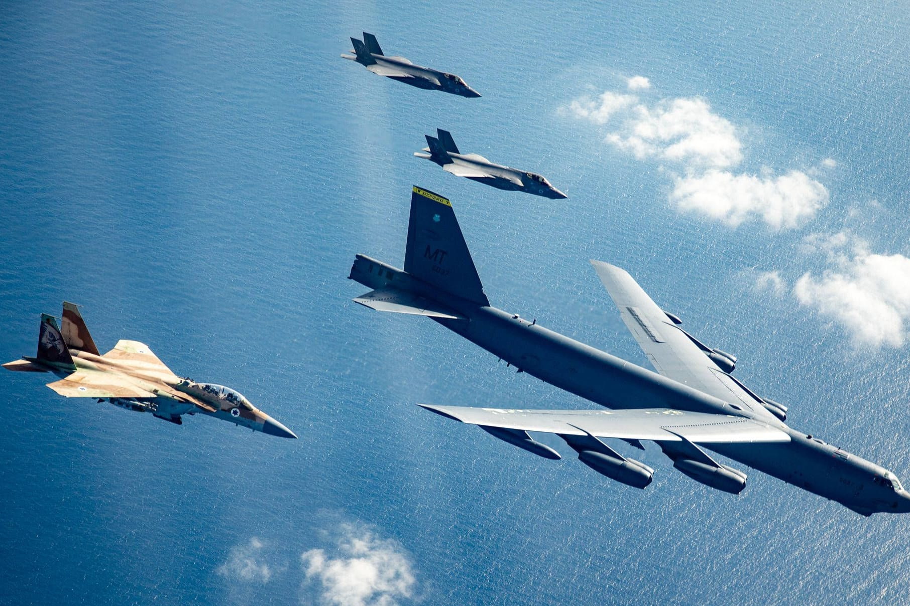 Israelische Kampfjets und ein US-Bomber (Symbolbild): Greift Israel bald iranische Atomanlagen an?