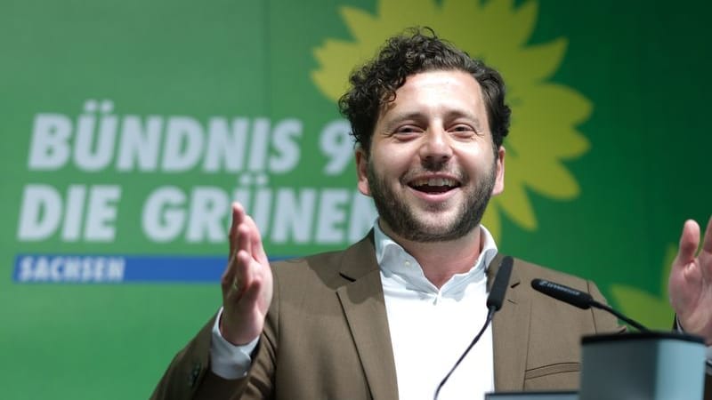 Felix Banaszak, Co-Bundesvorsitzender von Bündnis 90/Die Grünen, spricht bei der Landesversammlung der Bündnisgrünen.