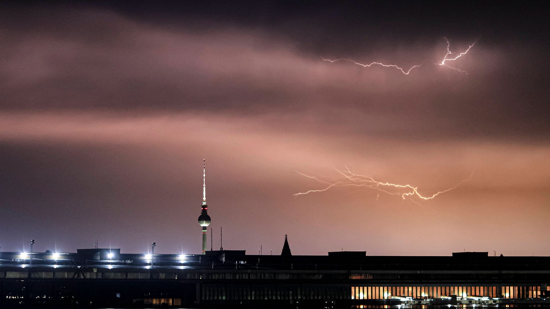 Gewitter über Berlin (Archivbild): In der Region kann es ungemütlich werden.