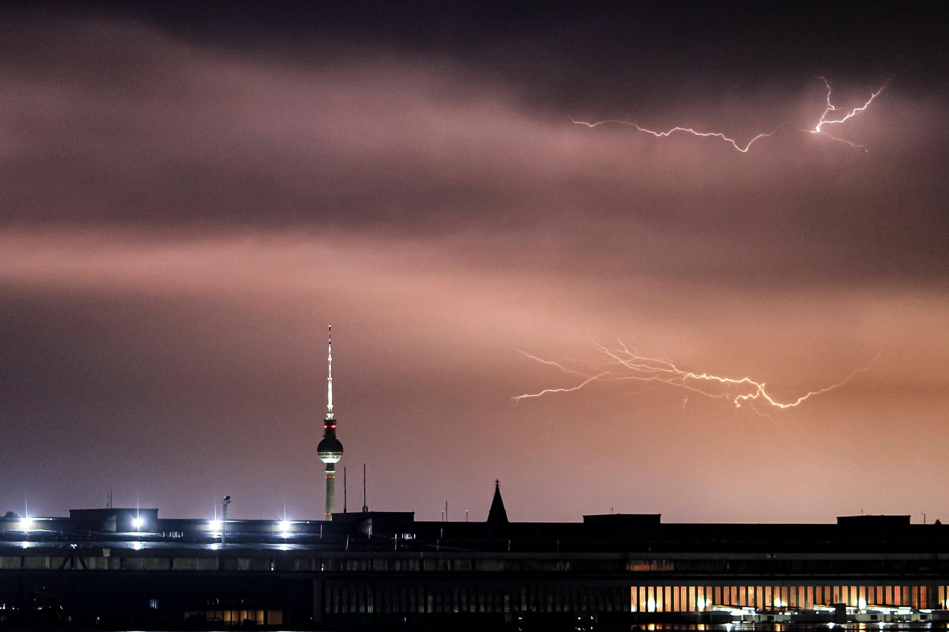 Gewitter über Berlin (Archivbild): In der Region kann es ungemütlich werden.