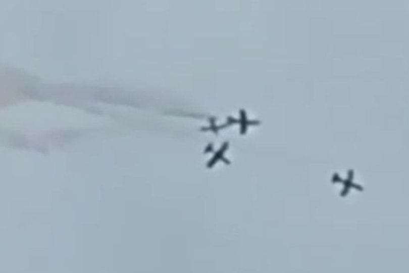 Bei einer Flugshow der italienischen Luftwaffe stoßen mehrere Jets in der Luft zusammen. Bei einer Flugshow der italienischen Luftwaffe stoßen mehrere Jets in der Luft zusammen.