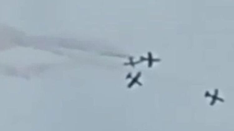Bei einer Flugshow der italienischen Luftwaffe stoßen mehrere Jets in der Luft zusammen.