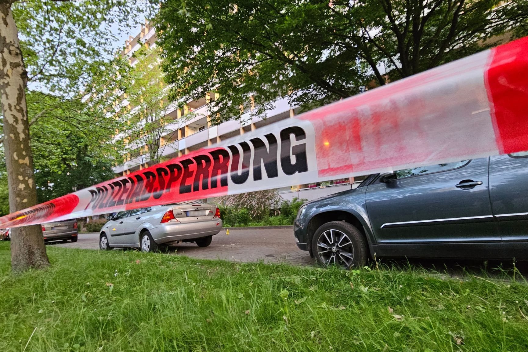 Mädchen bei Attacke vor Haus in Halle verletzt