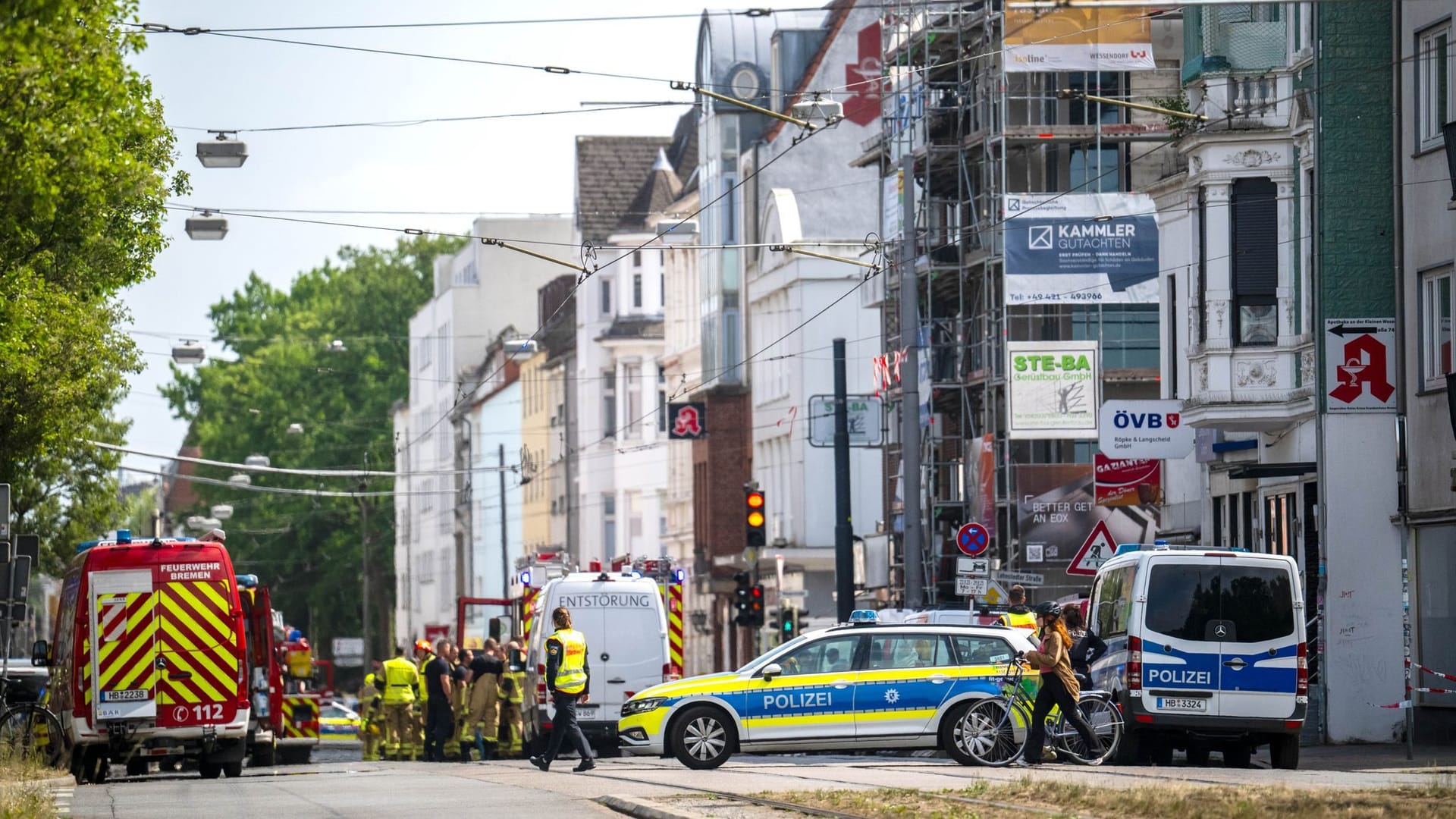 Einsatzkräfte in der Neustadt: Bei dem Feuer wurden mehrere Menschen verletzt. Einsatzkräfte in der Neustadt: Bei dem Feuer wurden mehrere Menschen verletzt.