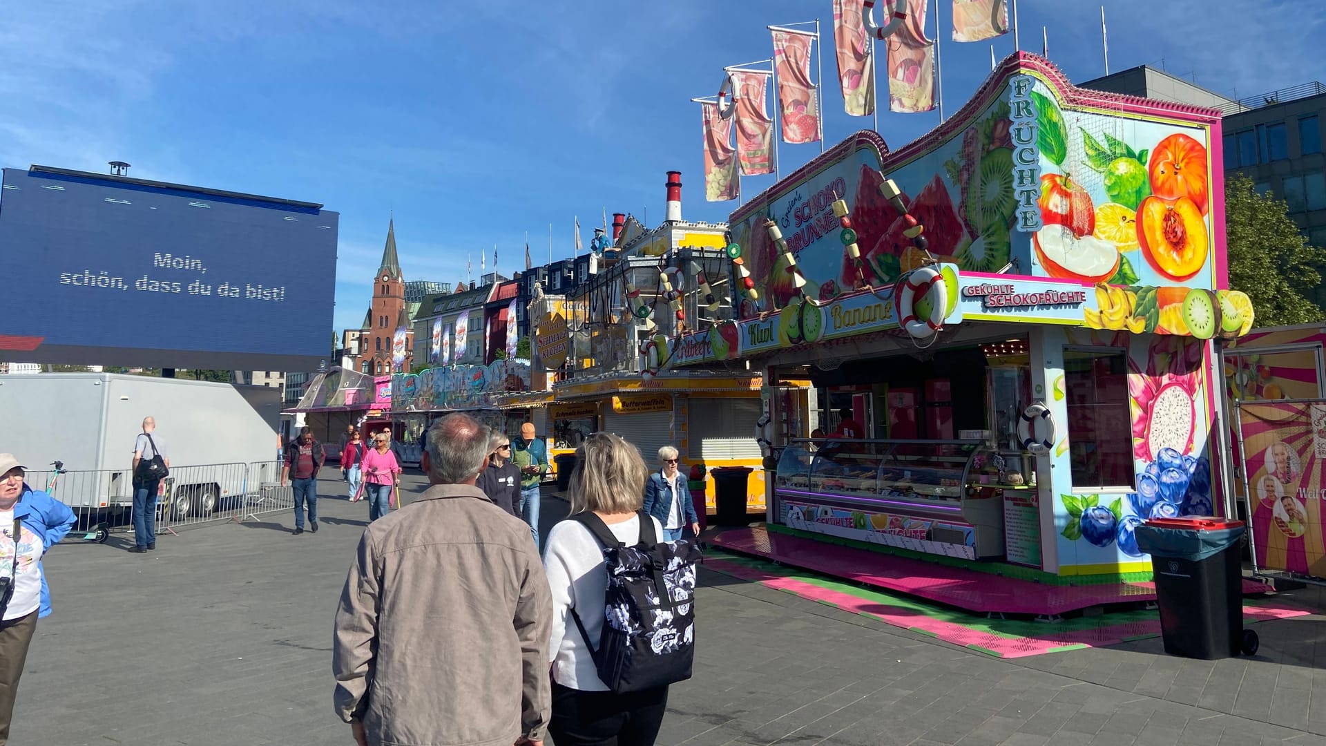 Diverse Essensstände auf der Jan-Fedder-Promenade in Hamburg: Am frühen Freitagmorgen ist auf dem Hafengeburtstag noch nicht viel los – die Stände sind noch mit dem Aufbau beschäftigt.
