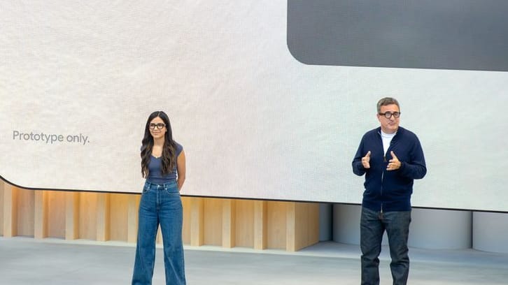 Demonstration von Prototypen einer Brille, die Informationen ins Blickfeld der Nutzer einblenden kann, bei der Entwicklerkonferenz Google I/O.