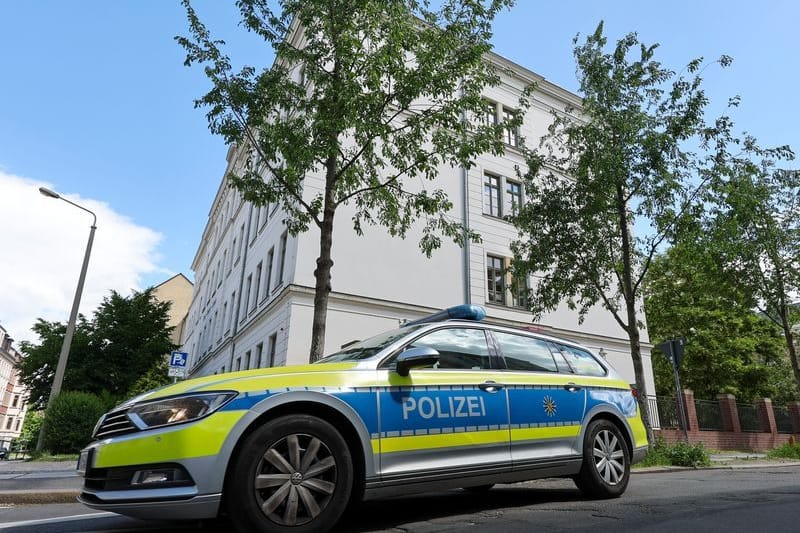 Ein Streifenwagen steht vor einer Schule in Leipzig-Reudnitz:. In der Stadt wurden nach Bombendrohungen Schülerinnen, Schüler und Lehrkräfte aus drei Schulen evakuiert.