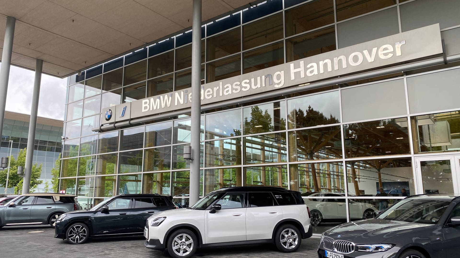 Früher französischer Pavillon, heute Niederlassung eines Autobauers.