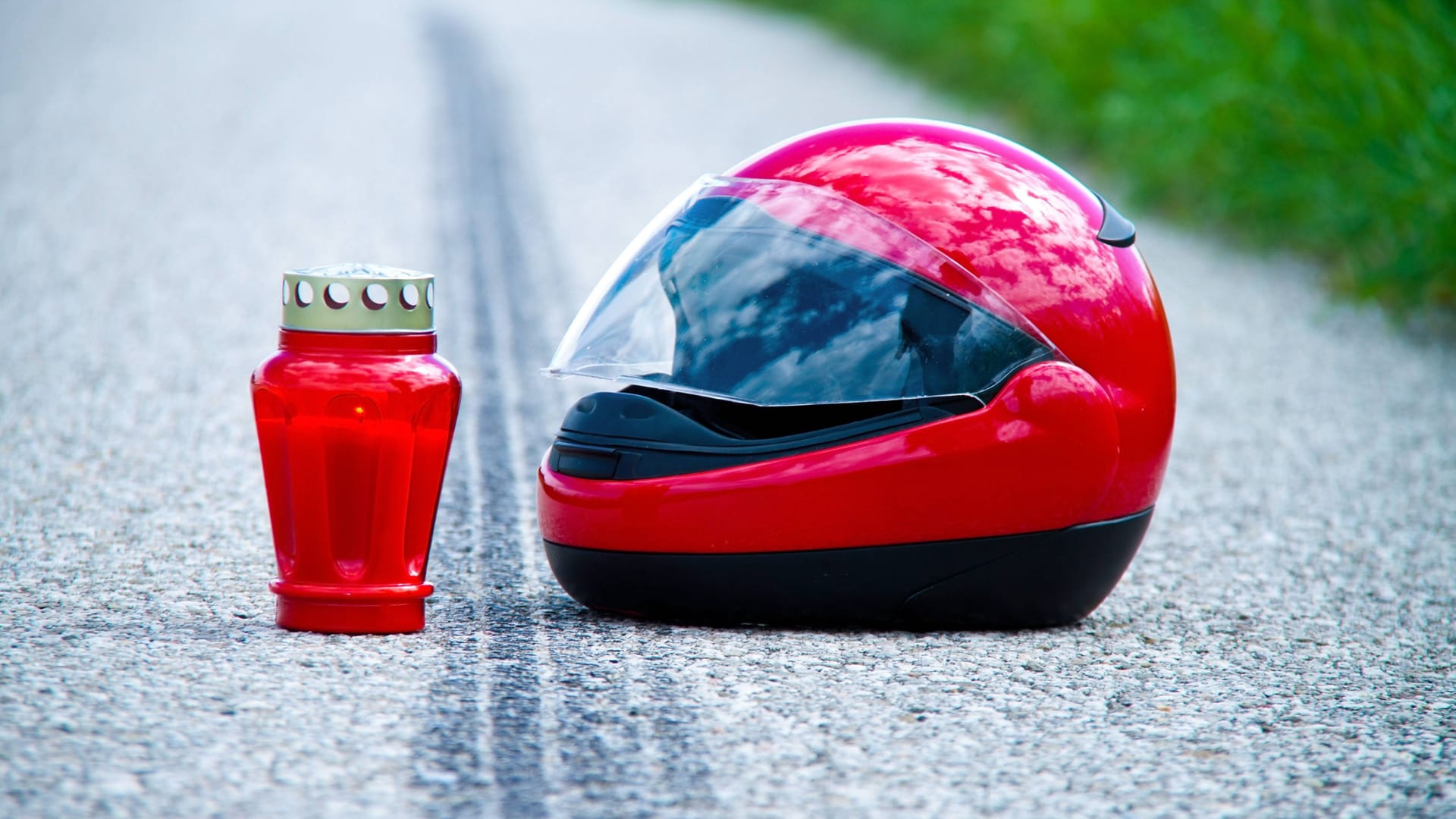 Roter Motorradhelm und Grablicht auf Asphalt mit Bremsspur (Archivbild): Bei dem tödlichen Unfall am Dienstagabend war auch ein Rettungshubschrauber im Einsatz. Roter Motorradhelm und Grablicht auf Asphalt mit Bremsspur (Archivbild): Bei dem tödlichen Unfall am Dienstagabend war auch ein Rettungshubschrauber im Einsatz.