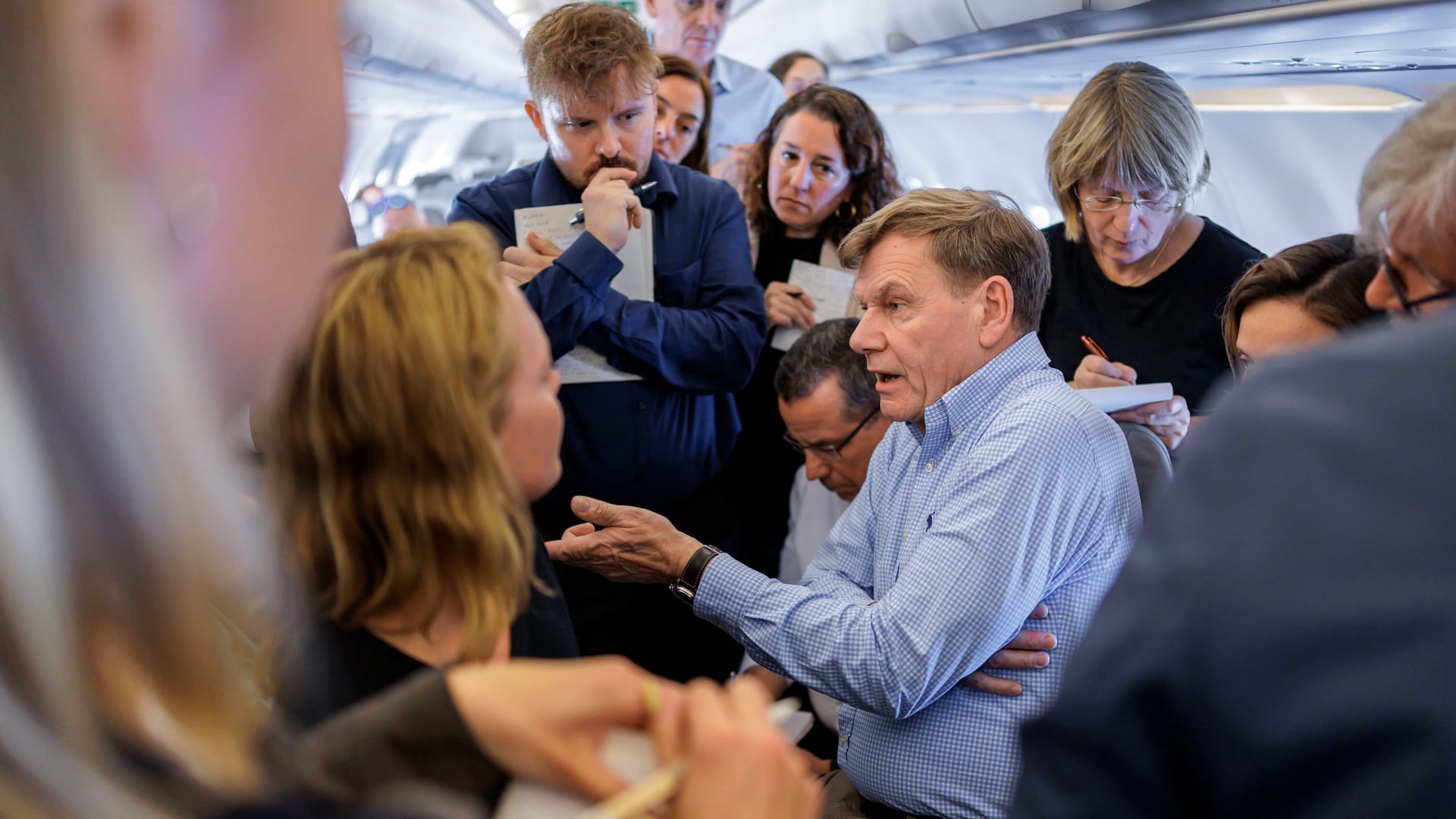 Hintergrundrunde im Flugzeug: Außenminister Wadephul spricht mit Journalisten.