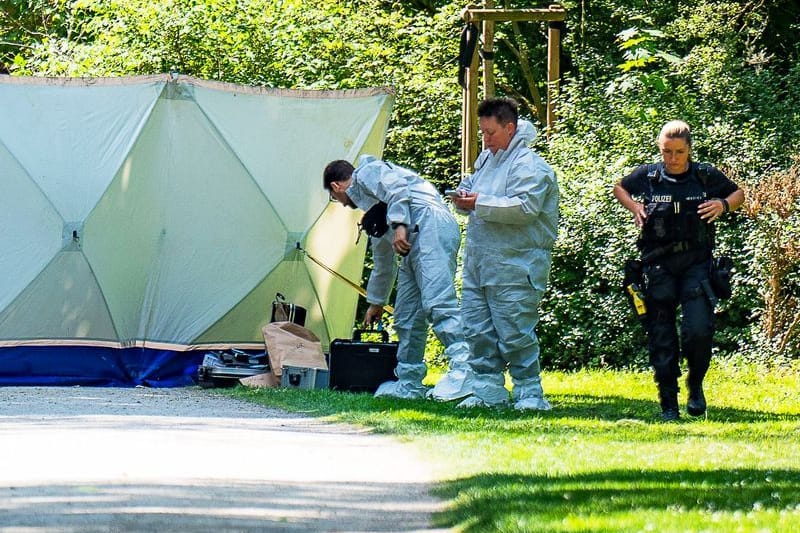 Beamte der Spurensicherung am Tatort im Schlosspark Biebrich: Ein 56-Jähriger soll hier einen 86 Jahre alten Mann erstochen haben.
