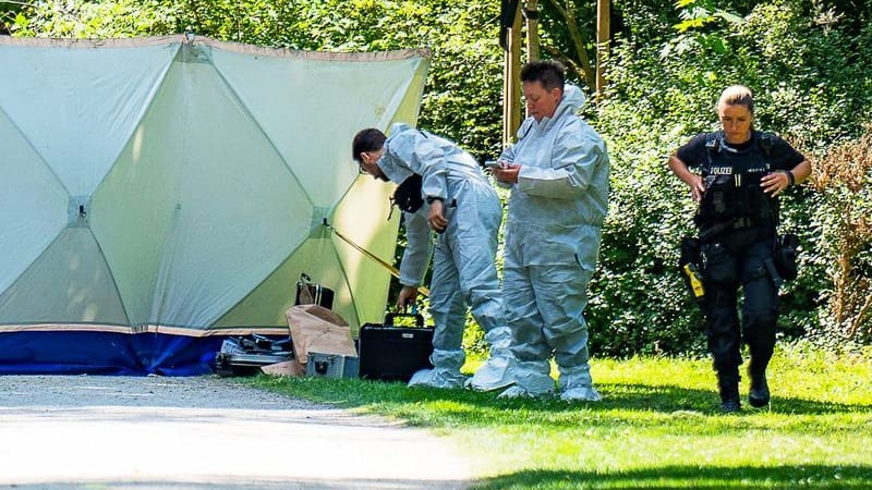 Beamte der Spurensicherung am Tatort im Schlosspark Biebrich: Ein 56-Jähriger soll hier einen 86 Jahre alten Mann erstochen haben.