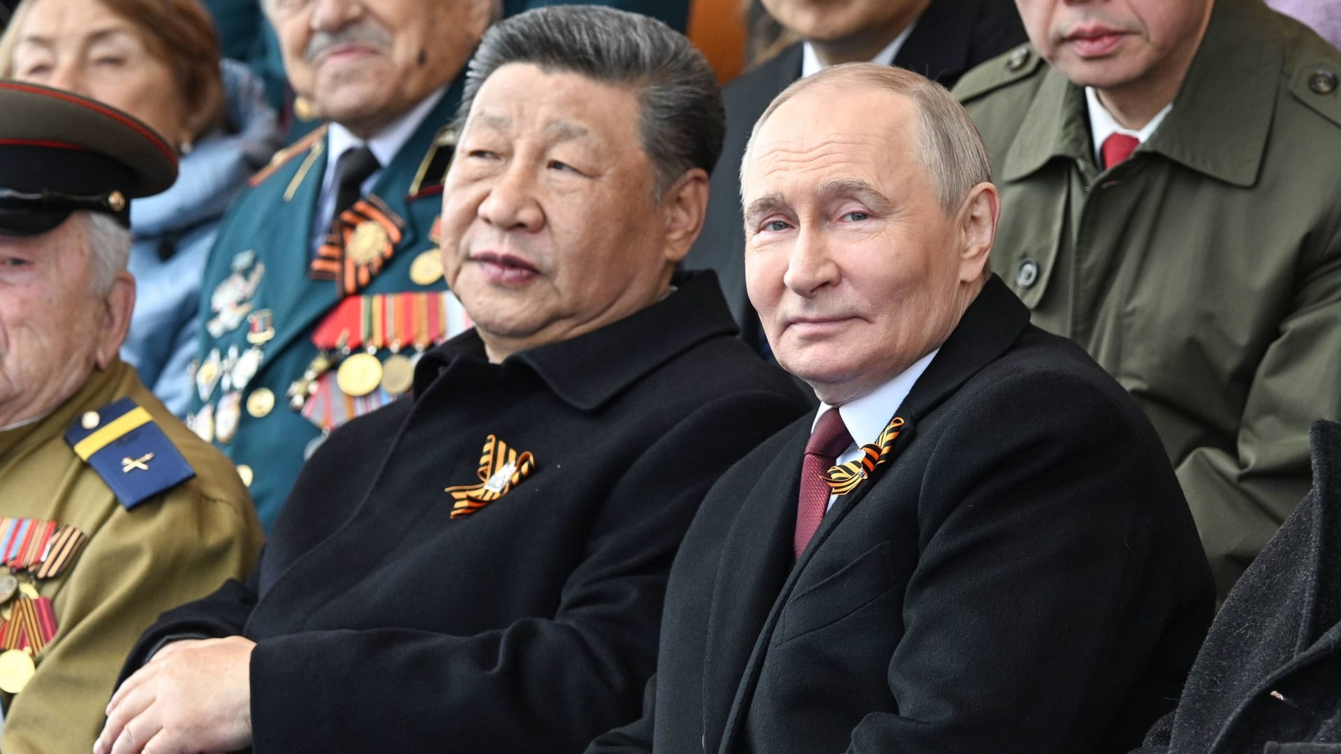 Xi Jinping (links) und Wladimir Putin (rechts) während der Militärparade.