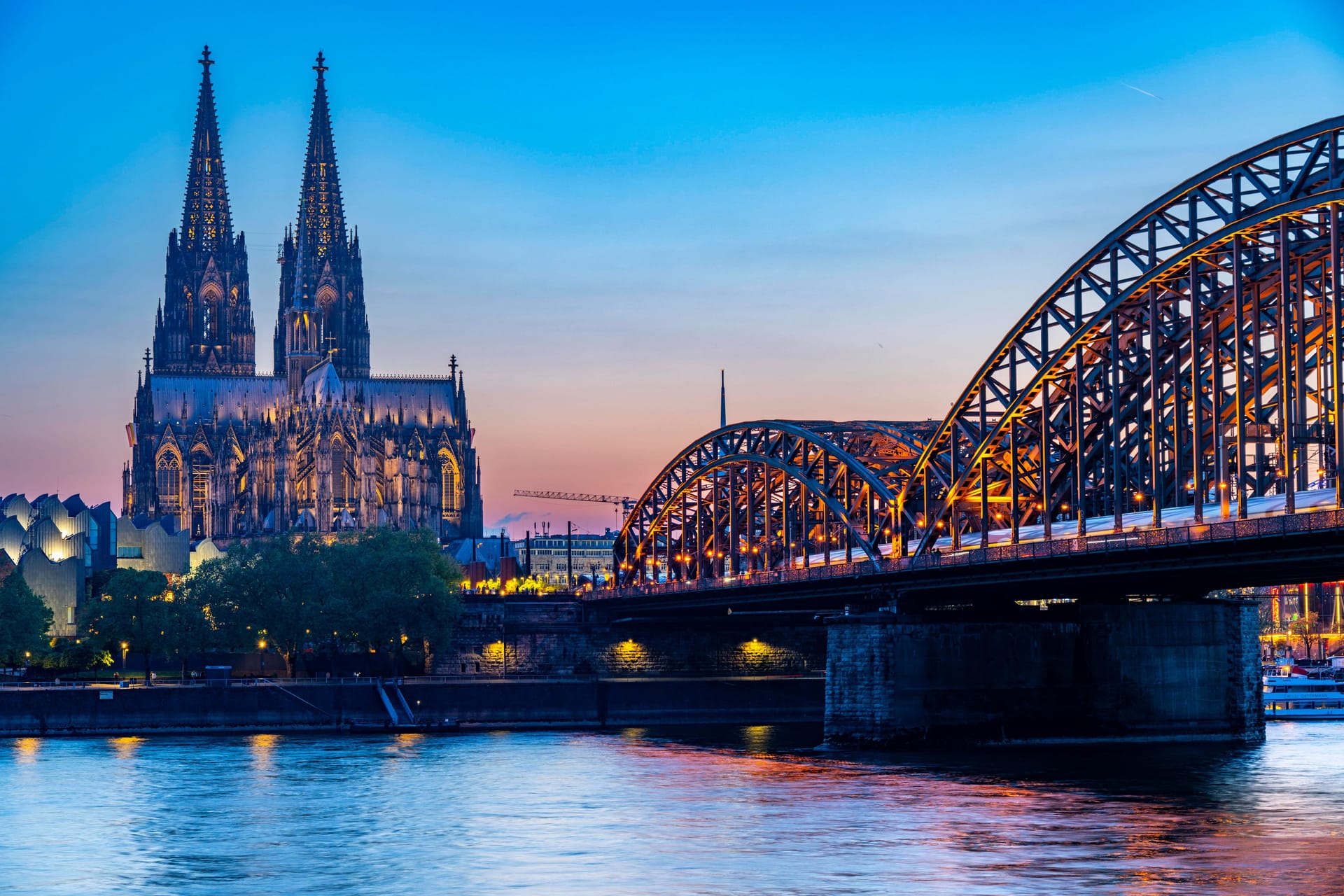 Rheinpanorama bei klarem Himmel (Symbolfoto): Nach einem frühlingshaften Start wird es schon bald kühler im Rheinland.