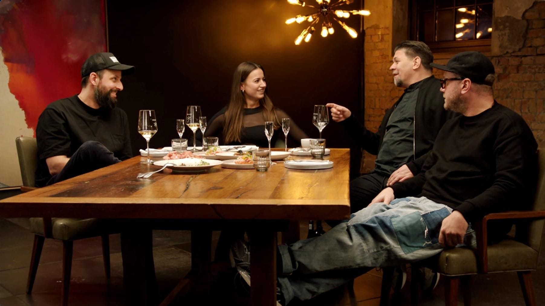 Sebastian Brugger, Clara Hunger, Tim Mälzer, Max Stroh am Tisch (v.l.n.r.): Bei "Kitchen Impossible" duellieren sich die vier Köche.