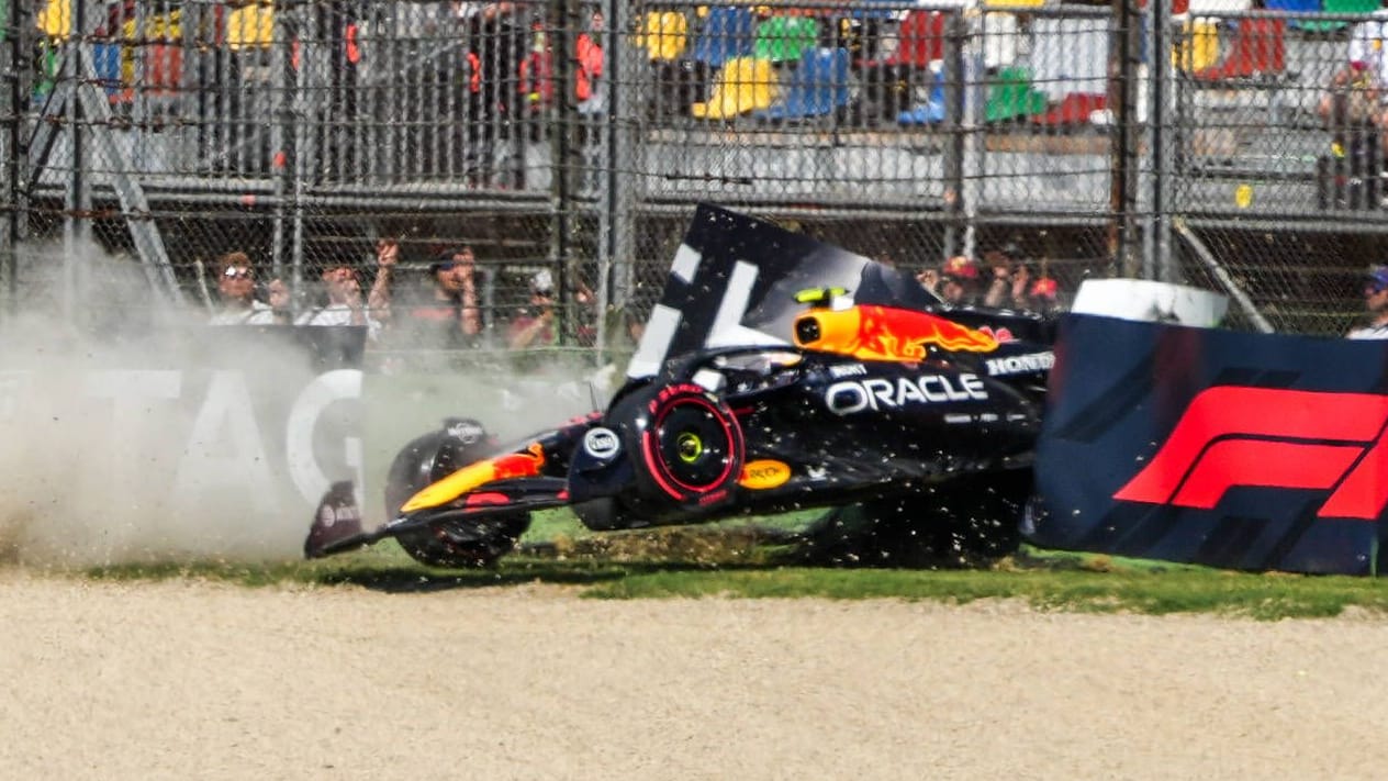 Glück im Unglück: Yuki Tsunoda fliegt mit seinem Red Bull durch die Luft. Glück im Unglück: Yuki Tsunoda fliegt mit seinem Red Bull durch die Luft.