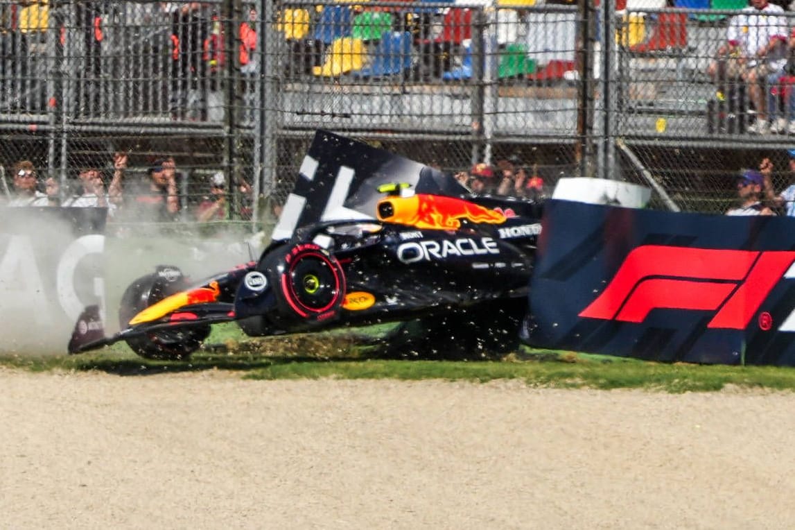 Glück im Unglück: Yuki Tsunoda fliegt mit seinem Red Bull durch die Luft.