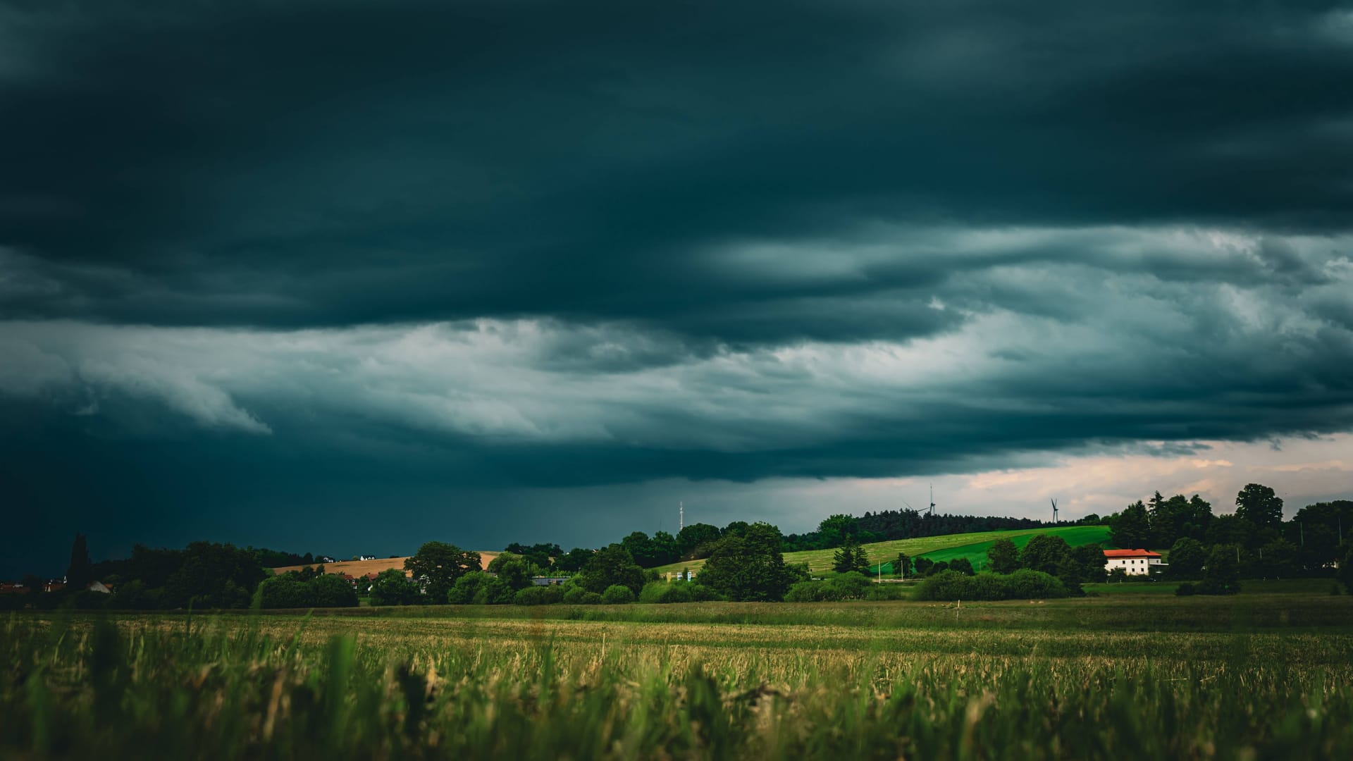 Ein aufziehendes Gewitter mit Regenfront bringt Regen (Symbolfoto): Der Mittwoch in Franken wird wohl ungemütlich. Ein aufziehendes Gewitter mit Regenfront bringt Regen (Symbolfoto): Der Mittwoch in Franken wird wohl ungemütlich.