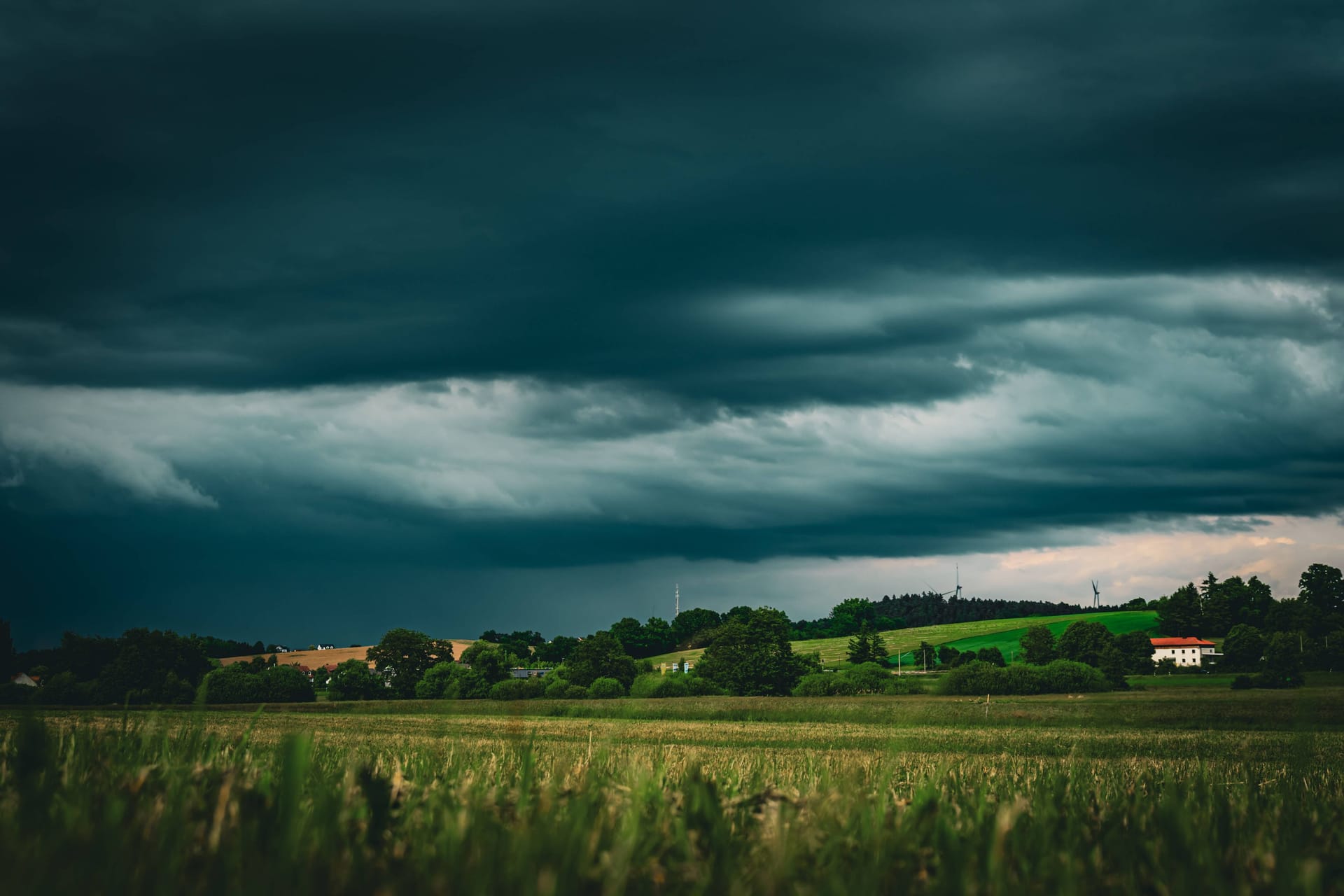 Ein aufziehendes Gewitter mit Regenfront bringt Regen (Symbolfoto): Der Mittwoch in Franken wird wohl ungemütlich.