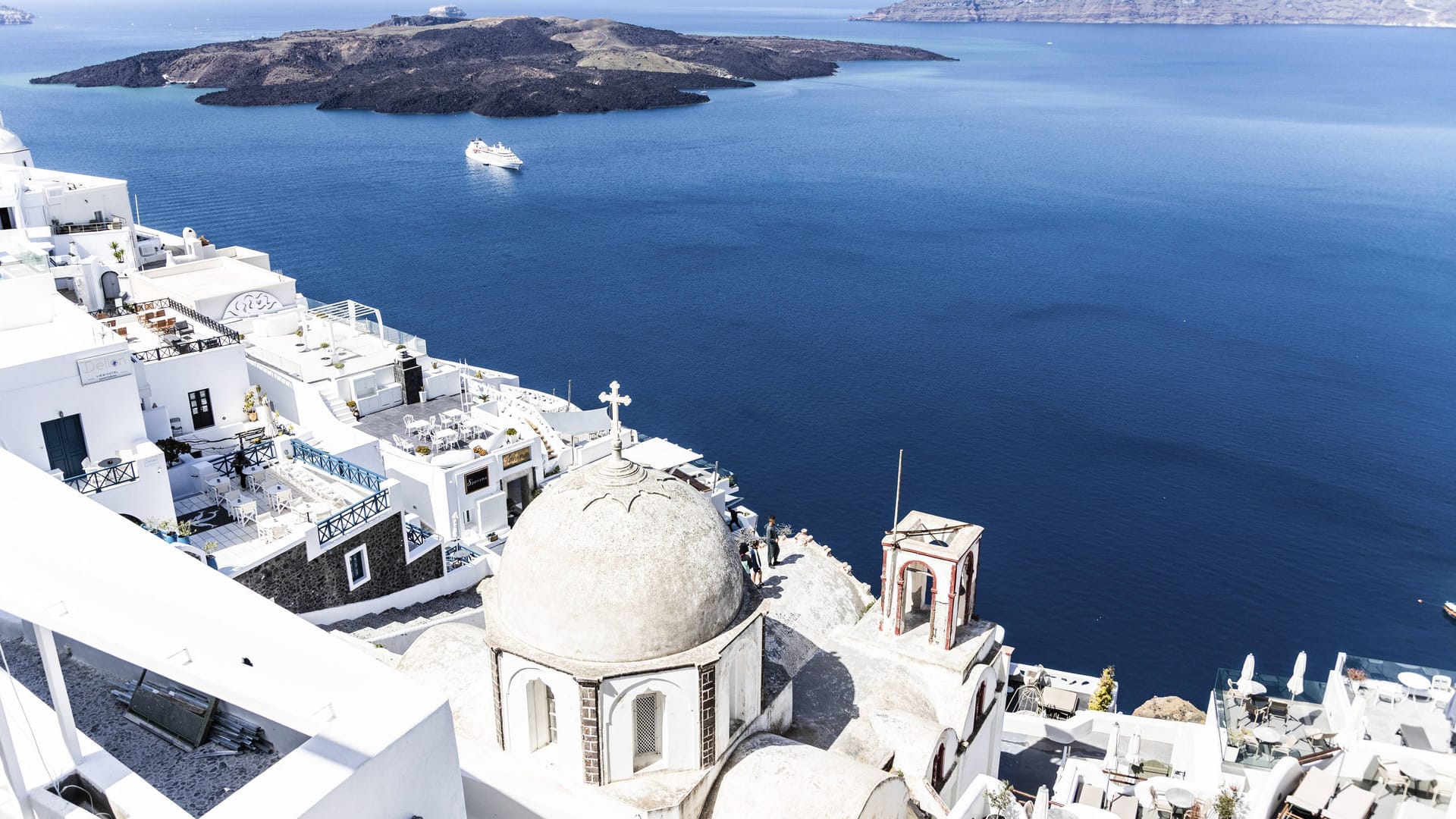 Jedes Jahr reisen tausende Touristen nach Santorini, um die typischen weißen Häuser zu entdecken.