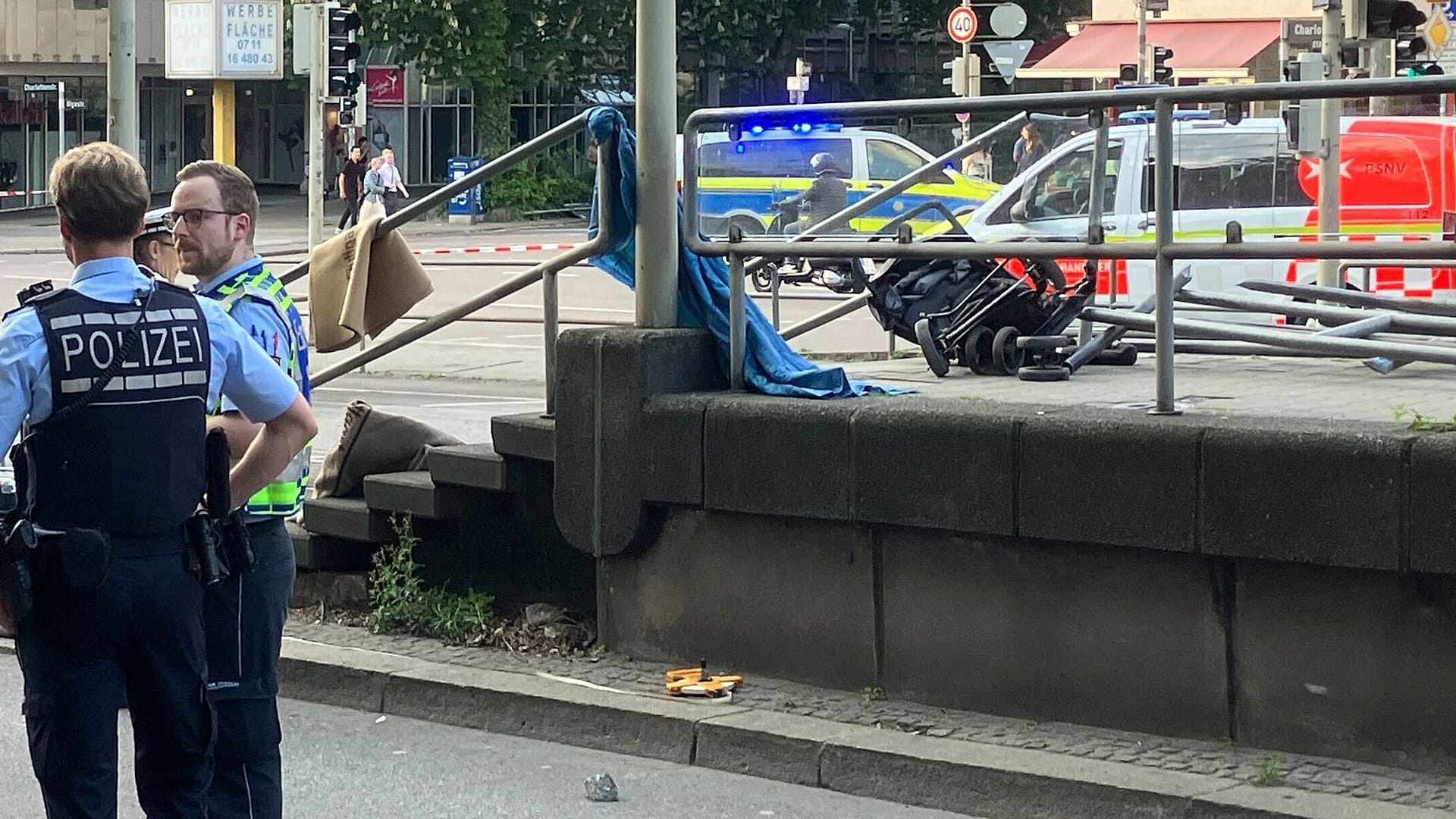 Polizei am Unfallort in Stuttgart: Unter den Verletzten befinden sich auch fünf Kinder. Polizei am Unfallort in Stuttgart: Unter den Verletzten befinden sich auch fünf Kinder.