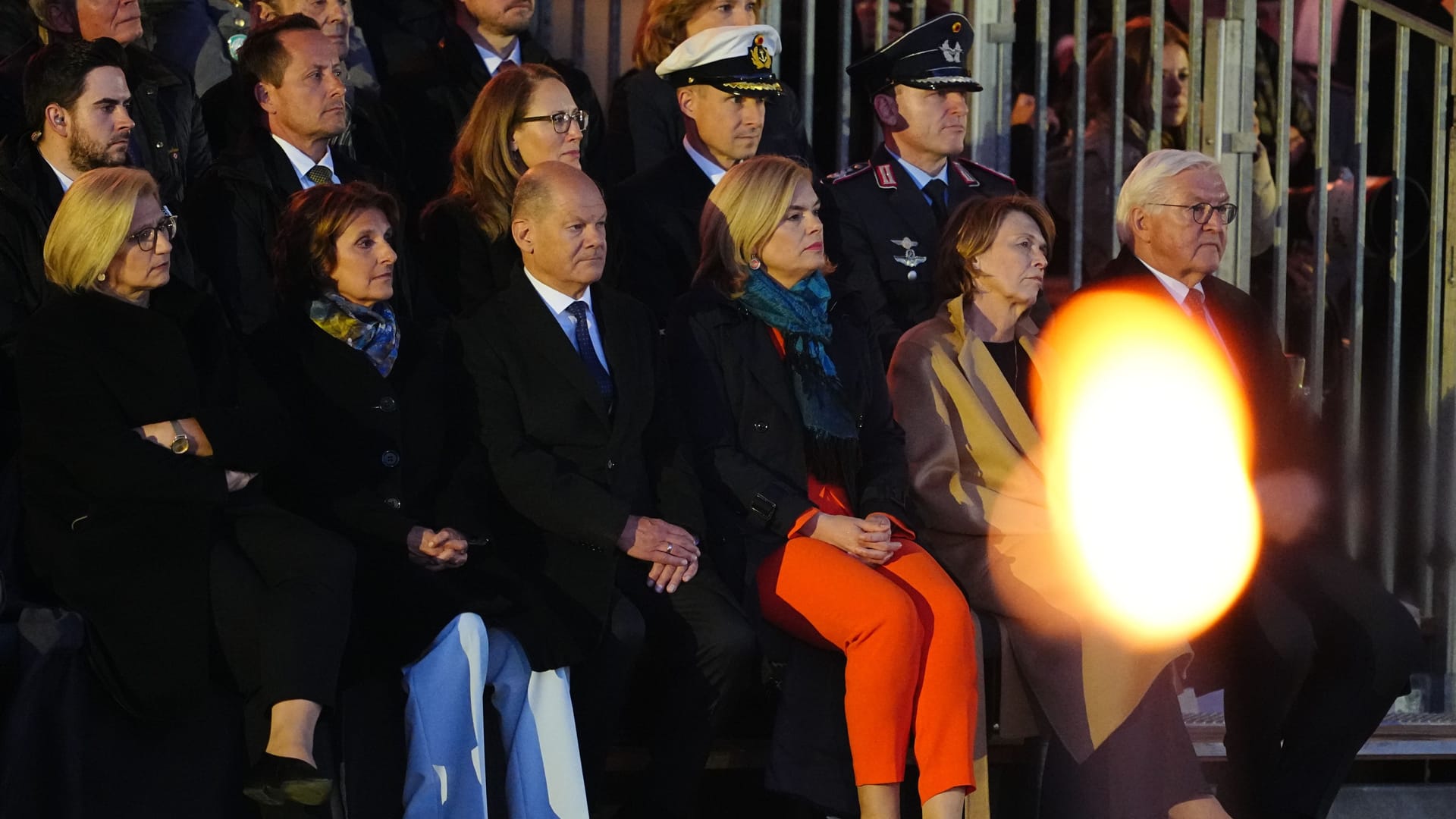 Beim Großen Zapfenstreich für Olaf Scholz waren viele prominente Gäste anwesend, unter anderem Julia Klöckner und Frank-Walter Steinmeier.