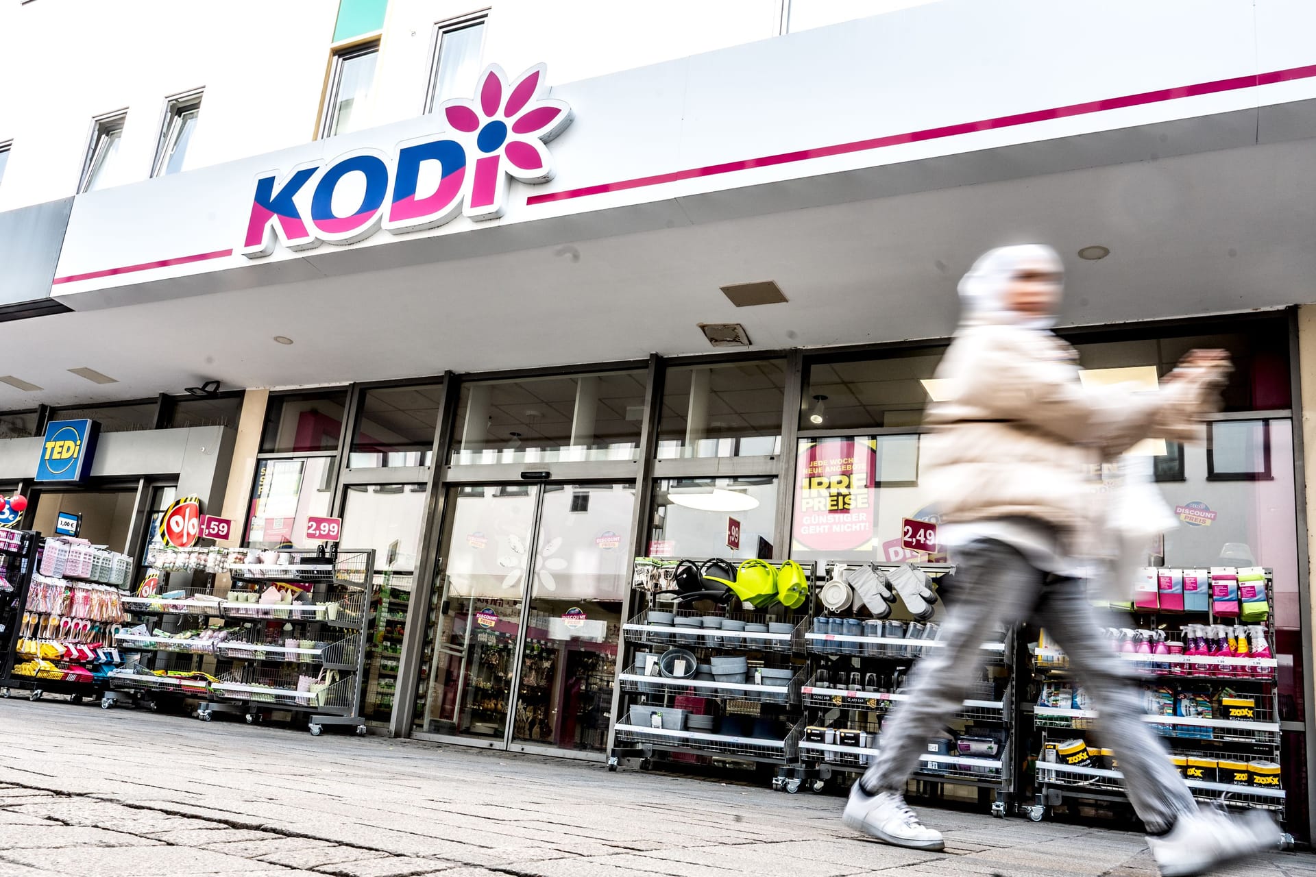 Passantin vor einer Kodi-Filiale (Symbolfoto): Investoren wollen die Marke retten.