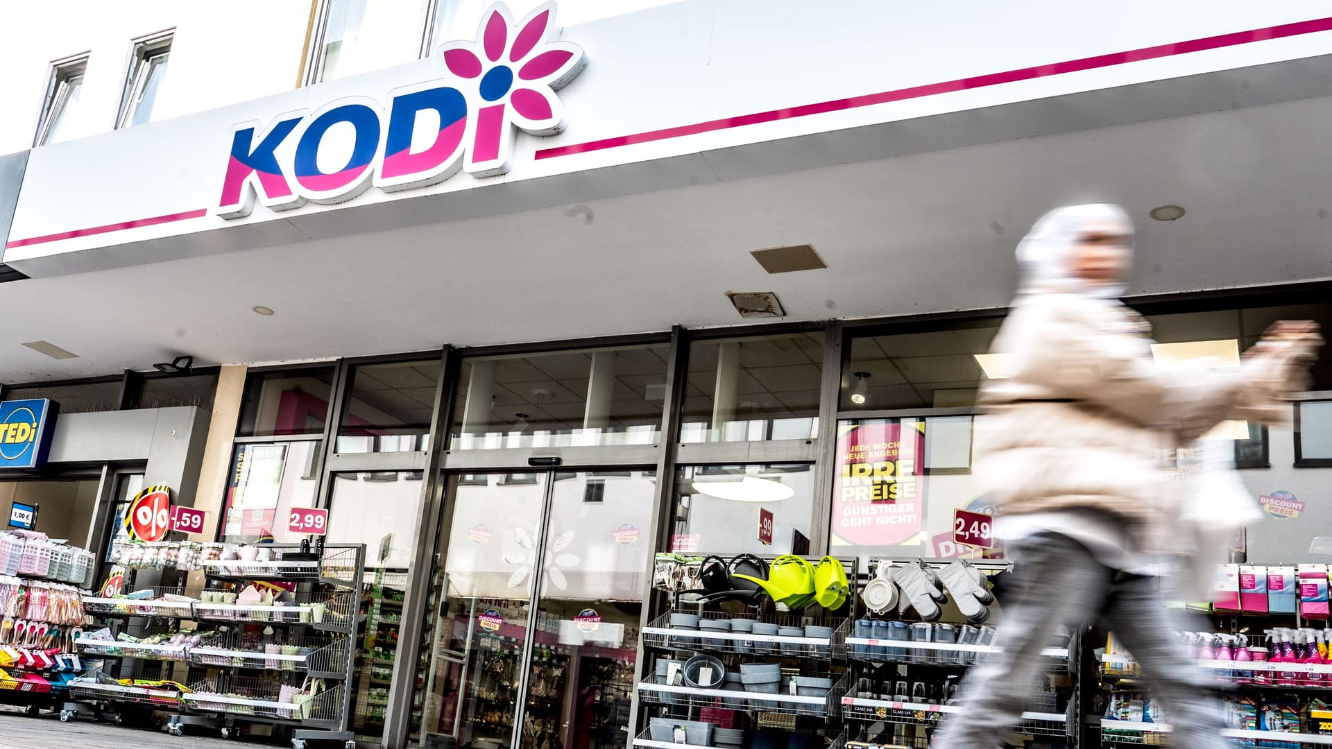 Passantin vor einer Kodi-Filiale (Symbolfoto): Investoren wollen die Marke retten.