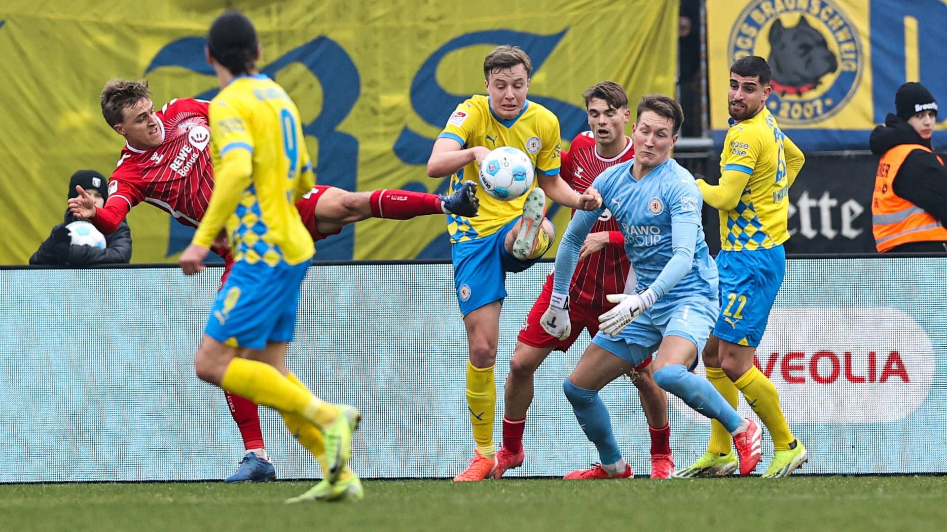 Robert Ivanov (m., am Ball) spielt seit 2023 für Eintracht Braunschweig: In der Relegation gehört der Verteidiger nicht mehr zum Kader. Robert Ivanov (m., am Ball) spielt seit 2023 für Eintracht Braunschweig: In der Relegation gehört der Verteidiger nicht mehr zum Kader.