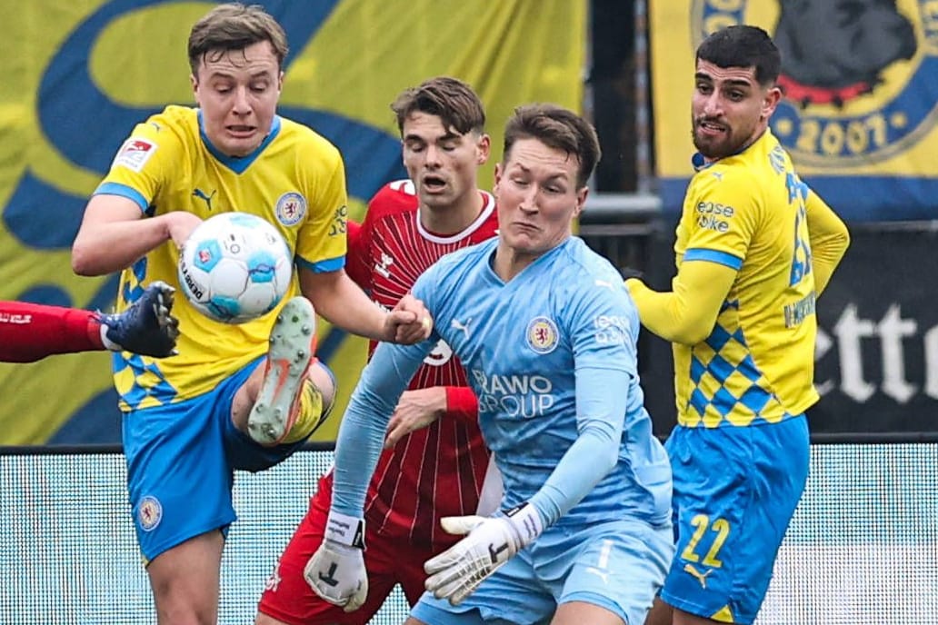 Robert Ivanov (m., am Ball) spielt seit 2023 für Eintracht Braunschweig: In der Relegation gehört der Verteidiger nicht mehr zum Kader.