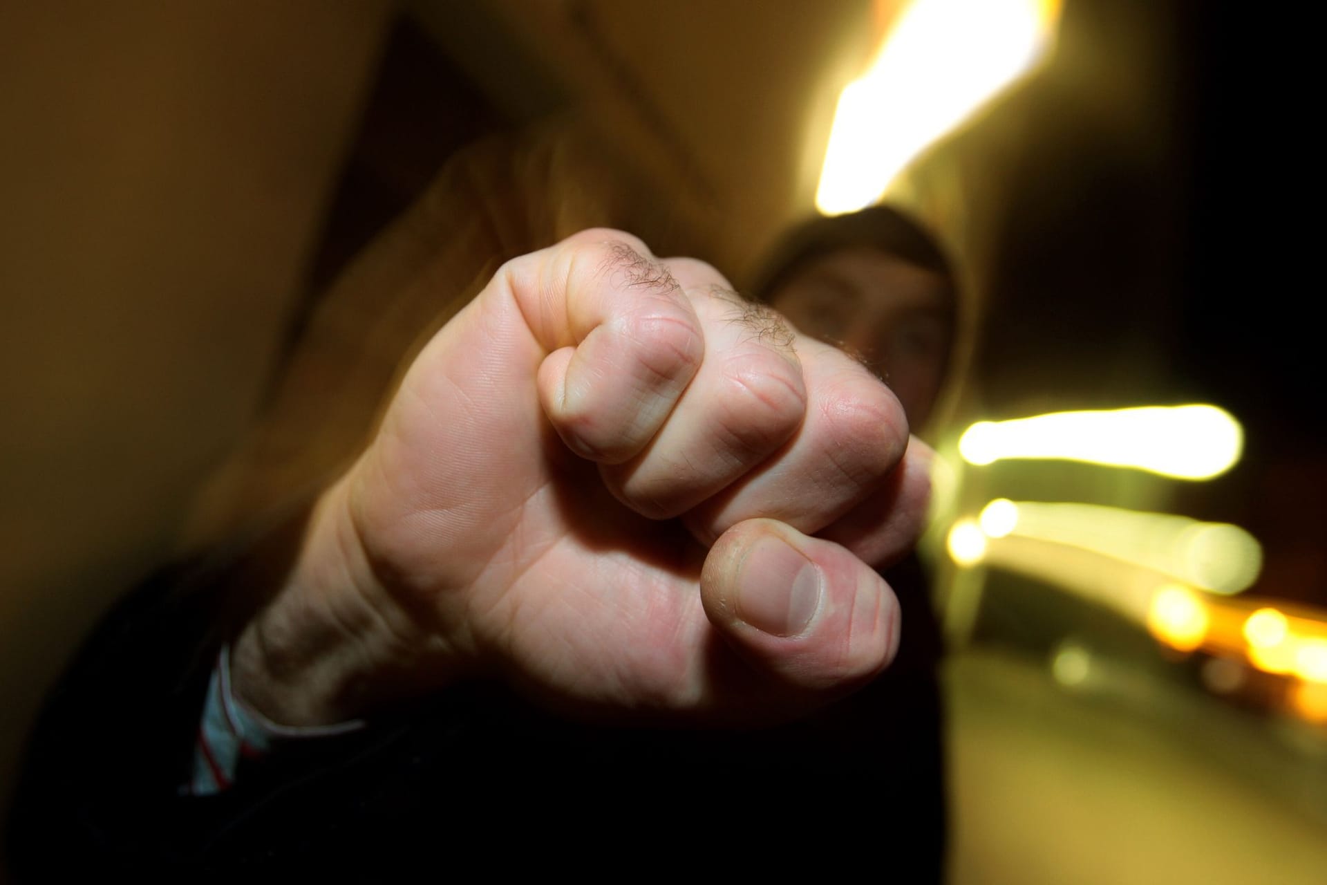 Junger Mann hebt seine geballte Faust Junger Mann hebt seine geballte Faust